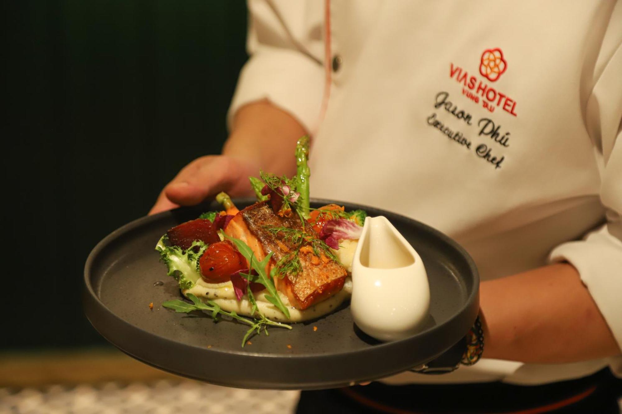 Vias Hotel Vung Tau - Transportation Included Kültér fotó A chef serving a prepared meal