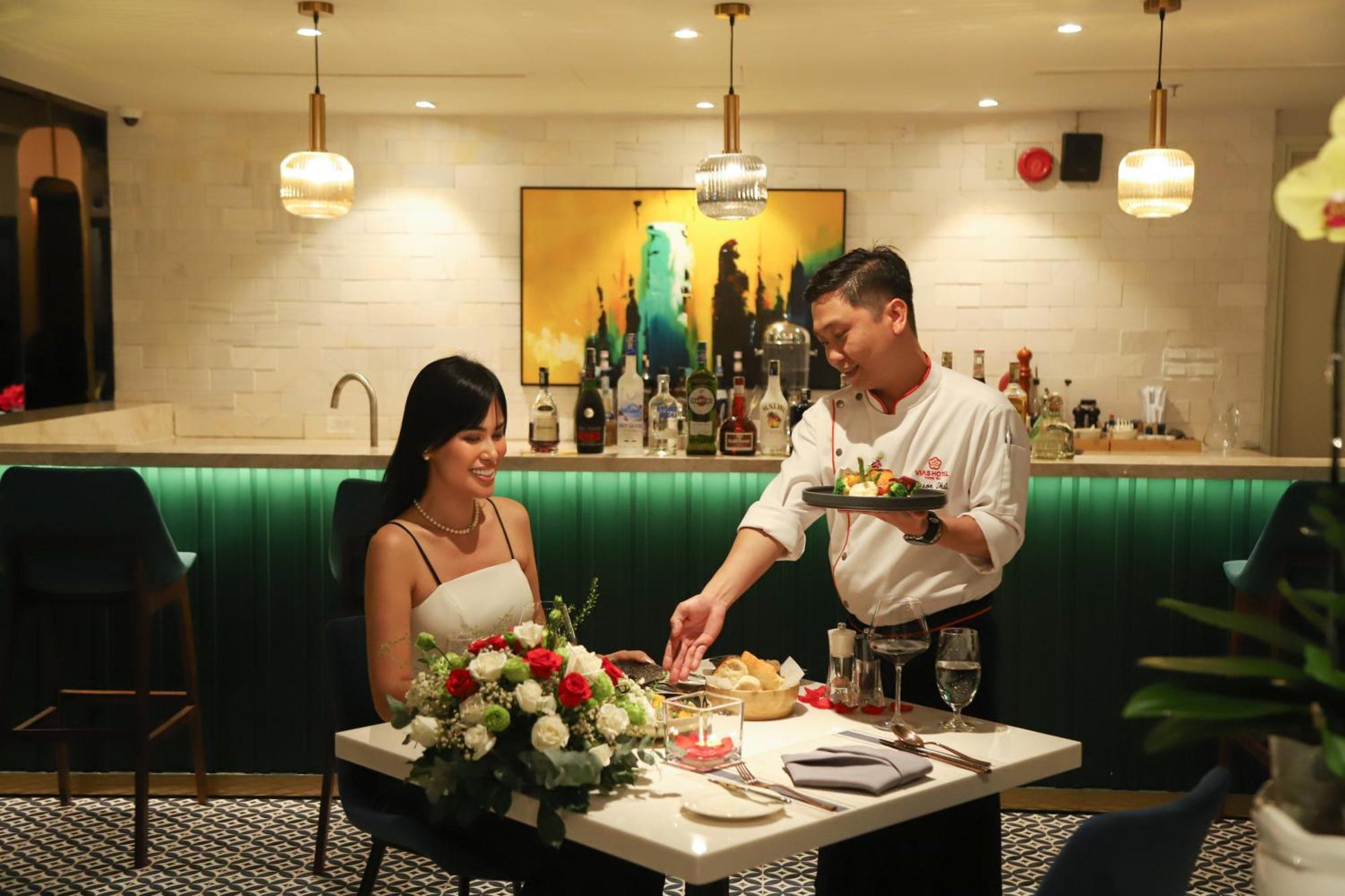 Vias Hotel Vung Tau - Transportation Included Kültér fotó A bartender serving a guest at the bar