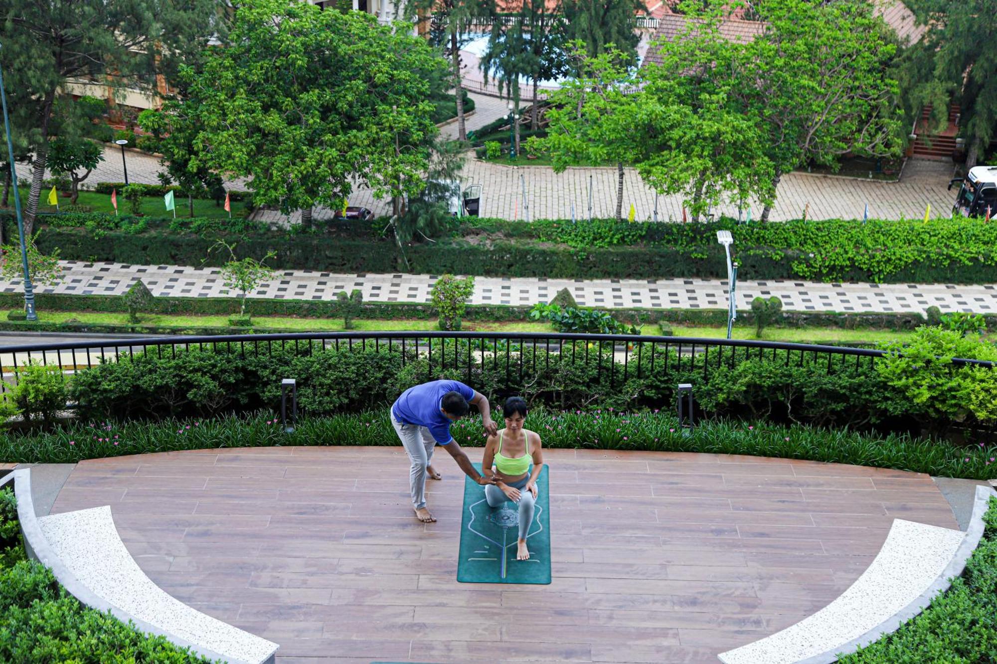 Vias Hotel Vung Tau - Transportation Included Kültér fotó A woman practices yoga at the park
