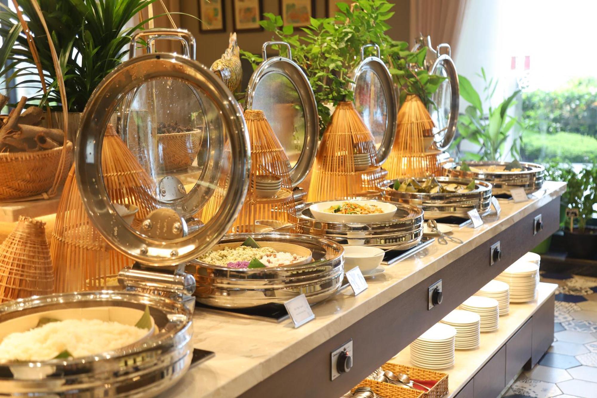 Vias Hotel Vung Tau - Transportation Included Kültér fotó A buffet at a hotel